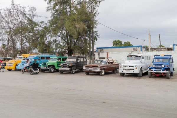 Bayamo Cuba Jan 2016 Old Cars Serving Shared Taxis Wait — Stock Photo, Image