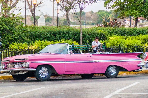 Havana Cuba Fevereiro 2016 Carro Antigo Brilhantemente Rosa Espera Por — Fotografia de Stock