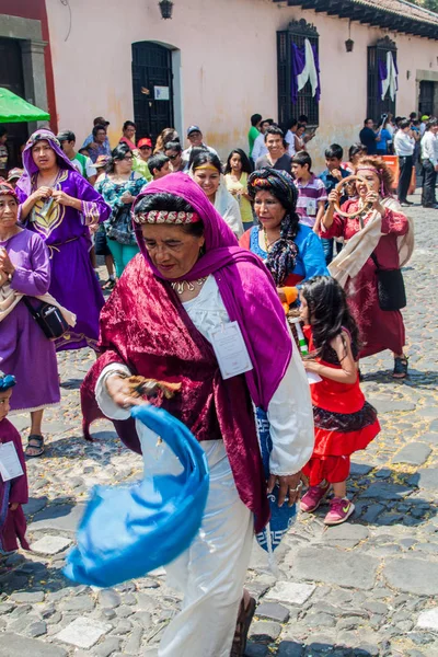 Antigua, Guatemala - 27 Mart 2016: Paskalya Pazar geçit katılımcıların Antigua Guatemala City.