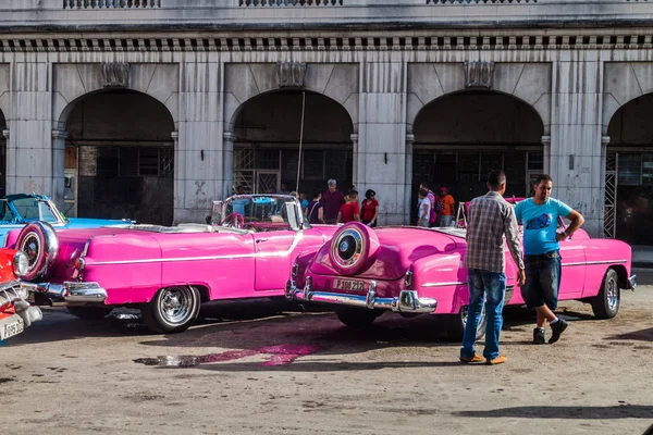 哈瓦那 2016年2月20日 明亮的粉红色老式汽车在哈瓦那中央公园等待游客 — 图库照片