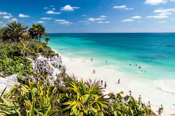 Tulum, Mexio - 29 Şubat 2016: Antik Maya şehir Tulum, Meksika kalıntıları altında sahilde turist