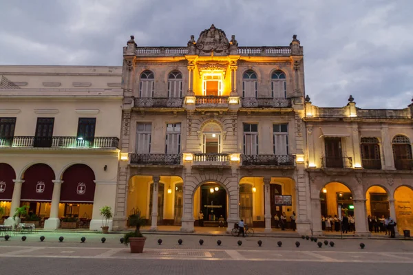 Havana, Küba - 22 Şubat 2016: Eski sömürge binaları Plaza Vieja Meydanı Havana Vieja '
