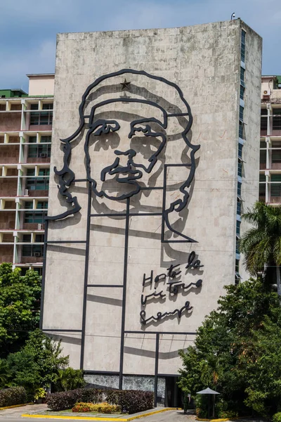 Havana, Küba - 21 Şubat 2016: Portre, Che Guevara Plaza de la Revoluciön tarihinde İçişleri Bakanlığı üzerinde.