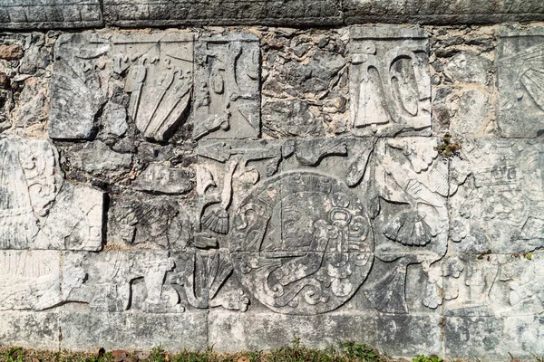 Reliefs Der Spieler Auf Dem Großen Ballspielfeld Der Archäologischen Stätte — Stockfoto