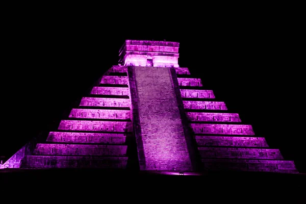 Antik Maya şehri Chichen Itza, Meksika piramitte tüylü yılan gece görünümü