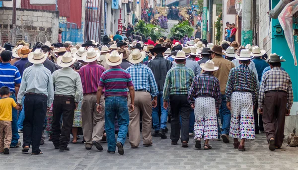 San Pedro La Laguna, Guatemala - 23 Mart 2016: Yerel San Pedro La Laguna köy halkı bir alay Paskalya önce katılmak.