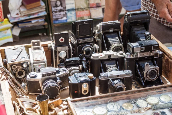 Havana, Küba - 22 Şubat 2016: Plaza de Armas Meydanı Havana'bir hatıra durak dijital kameralar.