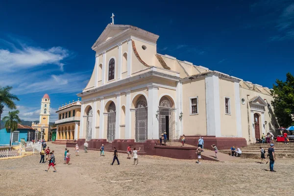 Trinidad, Küba - 8 Şubat 2016: Turist Iglesia Parroquial de la Santisima Trinidad Kilisesi Trinidad, Küba önünde.