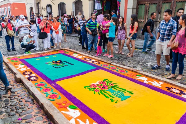 Antigua, Guatemala - 25 Mart 2016: İnsanlar şehirde Antigua Guatemala, Guatemala dekoratif Paskalya halı izle.