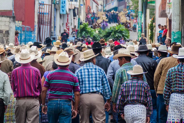 San Pedro La Laguna, Guatemala - 23 Mart 2016: Yerel San Pedro La Laguna köy halkı bir alay Paskalya önce katılmak.