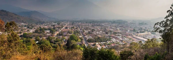 Antigua, Guatemala Hava görünümünü. Volkan Agua içinde belgili tanımlık geçmiş.