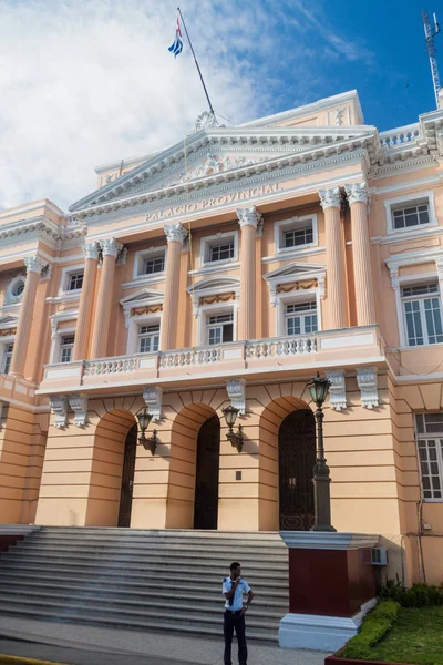 Santiago De Cuba, Cuba - 31 Ocak 2016: Santiago de Cuba, Küba'da il govenrment (Gobierno il) koltuğunda