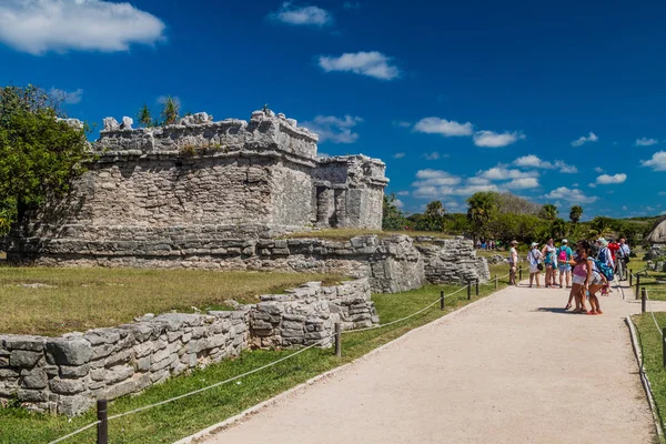 Tulum, Mexio - 29 Şubat 2016: Tulum, Meksika antik Maya şehir kalıntıları turist ziyaret