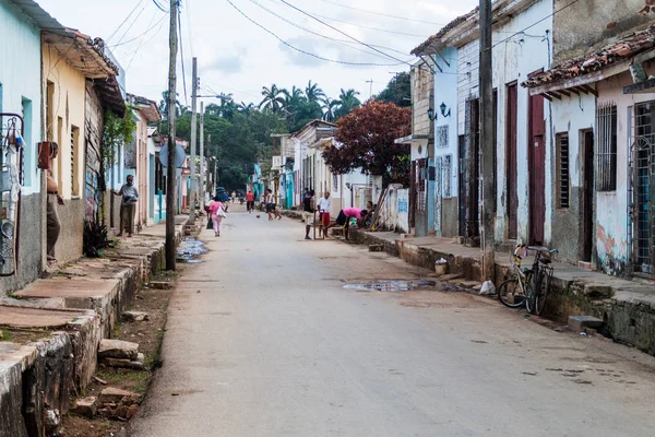 Remedios, Küba - 12 Şubat 2016: Bir sokak Remedios şehirdeki Küba harap evlerin görünümünü
