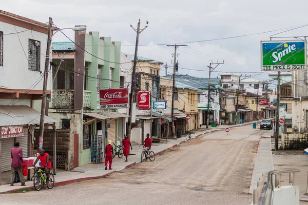Dangriga, Belize - 6 Mart 2016: Yerel halkın Dangriga Town, Belize bir sokakta