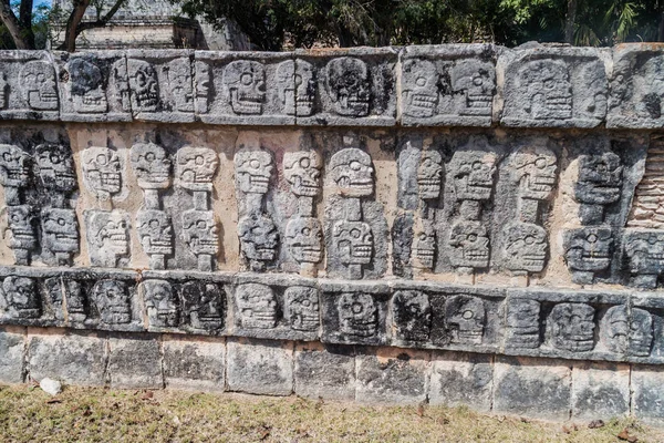 Snidade Dödskallar Den Plattform Årorna Den Arkeologiska Platsen Chichen Itza — Stockfoto