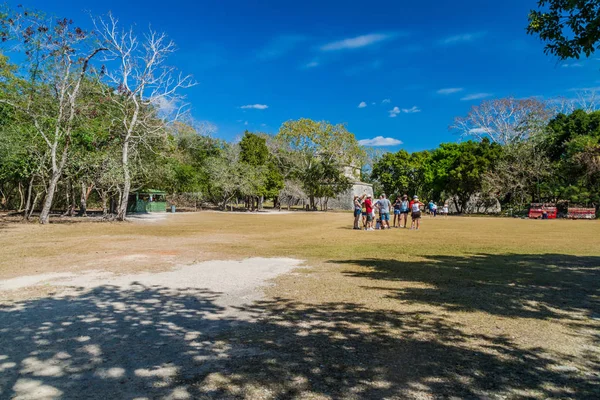 Chichen Itza Mexiko Februar 2016 Touristengruppe Der Archäologischen Stätte Chichen — Stockfoto