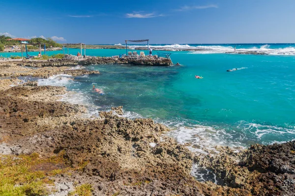 Playa Giron Cuba Февраля 2016 Года Туристы Наслаждаются Водой Приморском — стоковое фото