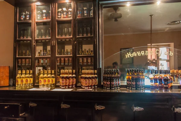 Havana, Küba - 23 Şubat 2016: Havana Club bar Havana'da Museo del Ron (ROM Müzesi).