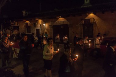 Antigua, Guatemala - 27 Mart 2016: Paskalya Pazar gece alayı katılımcıların Antigua Guatemala City.