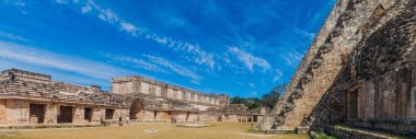Uxmal, Meksika - 28 Şubat 2016: Antik Maya şehir Uxmal, Meksika kalıntıları, sihirbaz (Piramide del adivino) Piramidi arasındaki bir rahibe Quadrangle (Cuadrangulo de las Monjas) bina kompleksinde turist