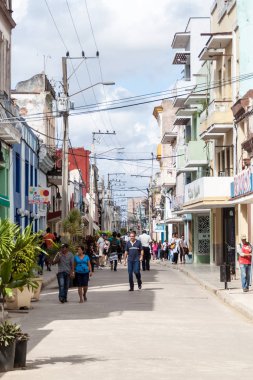 Camagüey, Cuba - 26 Ocak 2016: Camagüey merkezi bir yaya caddesi üzerinde insanlar yürümek.