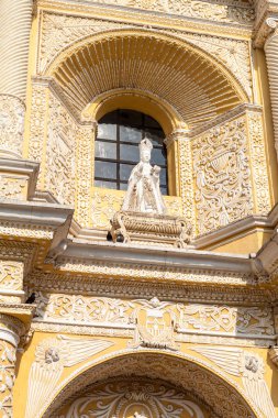 Heykele facad La Merced Kilisesi Antigua, Guatemala