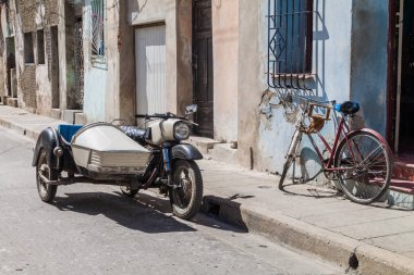 Bir tarafı araba ve bisiklet Camagüey, Cuba sokakta qith motosiklet
