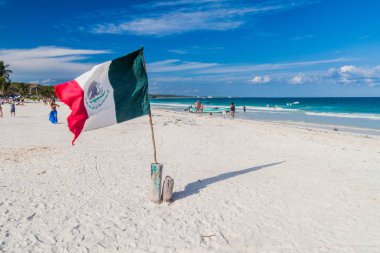 Tulum, Mexio - 29 Şubat 2016: Tulum, Meksika için Karayip sahilinde Meksika bayrağı