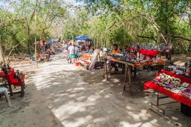 Chichen Itza, Meksika - 26 Şubat 2016: Arkeolojik sit Chichen Itza Hediyelik eşya tezgahları.