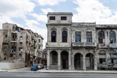 Havana, Küba - 22 Şubat 2016: ünlü sahil sürücü Malecón Havana'da astar Dilipitated evleri
