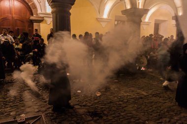 Antigua, Guatemala - 25 Mart 2016: İyi Cuma günü geçit katılımcıların Antigua Guatemala City.