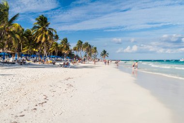 Tulum, Mexio - 29 Şubat 2016: Turist Tulum, Meksika için Karayip kumsalın tadını çıkar
