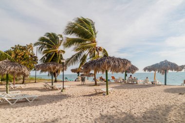 Playa vızıldamak, Küba - 9 Şubat 2016: Trinidad, Küba yakınındaki Playa vızıldamak plajda güneşlenirken turist