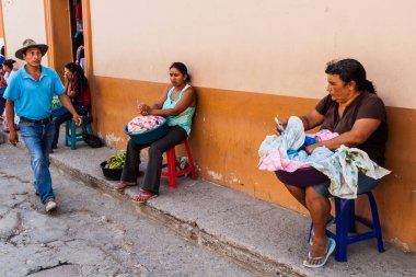 Gracias, Honduras - 14 Nisan 2016: Yerli gıda satıcıları Gracias bir sokakta