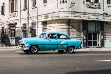 Havana, Küba - 21 Şubat 2016: Vintage araba Havana'da sokakta.