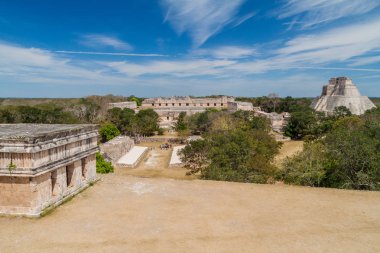 Bir rahibe Quadrangle (Cuadrangulo de las Monjas) bina kompleksinde ve antik Maya şehir Uxmal, Meksika kalıntıları, sihirbaz (Piramide del adivino) Piramidi