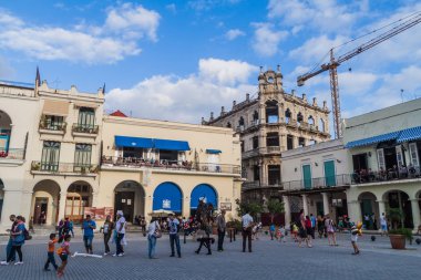 Havana, Küba - 20 Şubat 2016: Eski sömürge binaları Plaza Vieja Meydanı Havana Vieja '