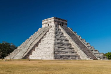 Maya arkeolojik sit Chichen Itza, Meksika içinde piramit tüylü yılan
