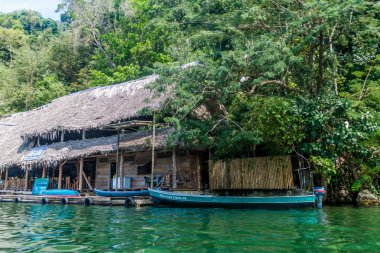 Rio Dulce, Guatemala - 10 Mart 2016: Sahil Rio Dulce nehir, Guatemala evinde