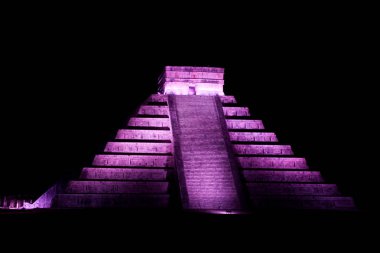 Piramit içinde antik Maya şehri Chichen Itza, Meksika tüylü yılan gece görünümü