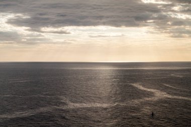 Deniz ve bulutlu gökyüzü  