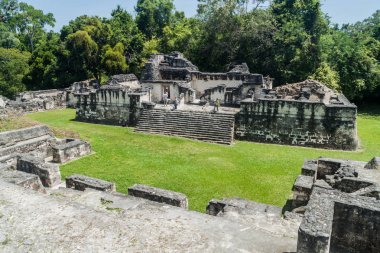 Tikal, Guatemala - 14 Mart 2016: Acropolis Sur arkeolojik Tikal, Guatemala, turist ziyaret