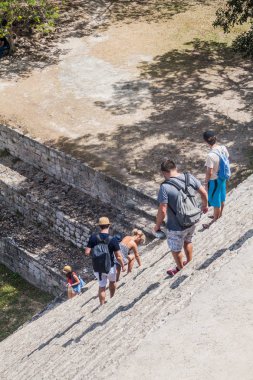 Uxmal, Meksika - 28 Şubat 2016: Antik Maya şehir Uxmal, Meksika kalıntıları, büyük piramit gelen turistler inerler