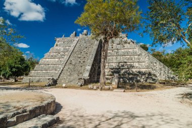 High priest kabrinde (düşünür olarak da bilinir) arkeolojik sit Chichen Itza, Meksika