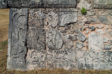 Chichen Itza, Meksika kabartmalar arkeolojik büyük top oyunu sarayda, oyuncuların sitesi.