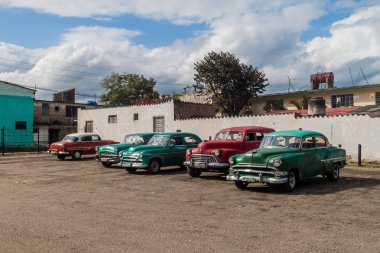 Santa Clara, Cuba - 12 Şubat 2016: Santa Clara, Küba'da paylaşılan taksi olarak hizmet veren Vintage arabalar.