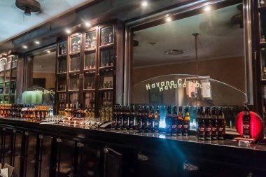 Havana, Küba - 23 Şubat 2016: Havana Club bar Havana'da Museo del Ron (ROM Müzesi).