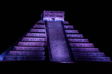 Antik Maya şehri Chichen Itza, Meksika piramitte tüylü yılan gece görünümü