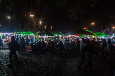Antigua, Guatemala - 25 Mart 2016: Antigua Guatemala City gıda tezgahları, insanlar yemek.